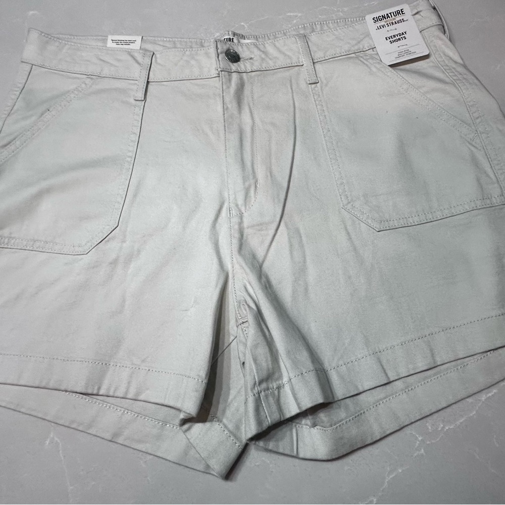 Signature Levi's EveryDay Casual Khaki Shorts, Size 16